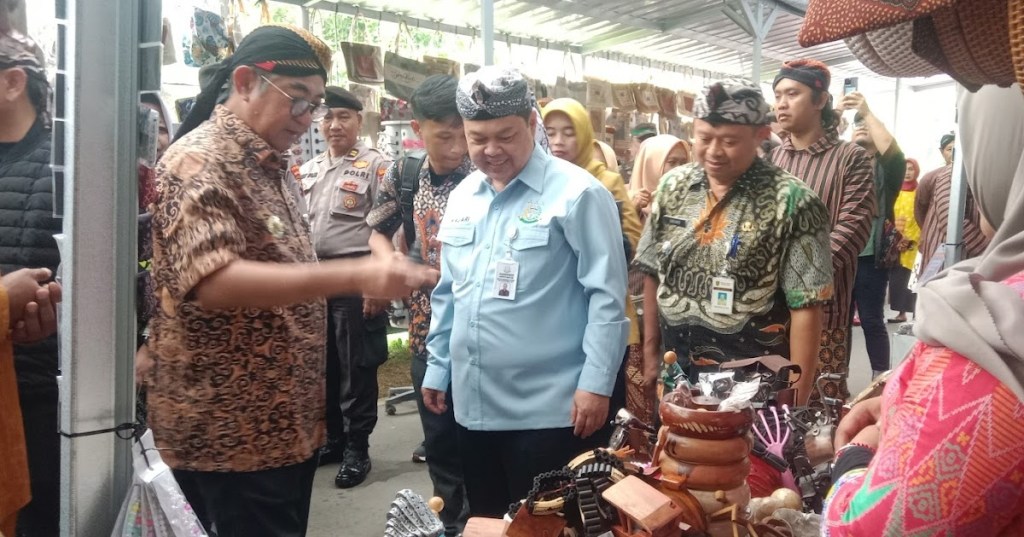 Pj Bupati Magelang Resmikan Sentra Kerajinan Batik dan Oleh-Oleh Borobudur&nbsp;Sementara