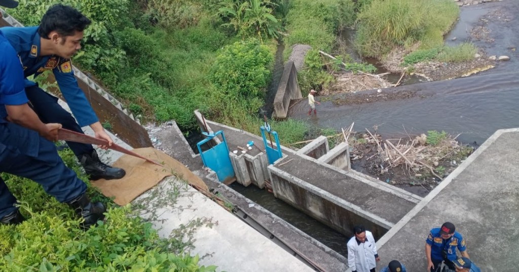 Sebuah Motor dan Tiga Orang Penumpangnya Jatuh ke Sungai&nbsp;Pabelan