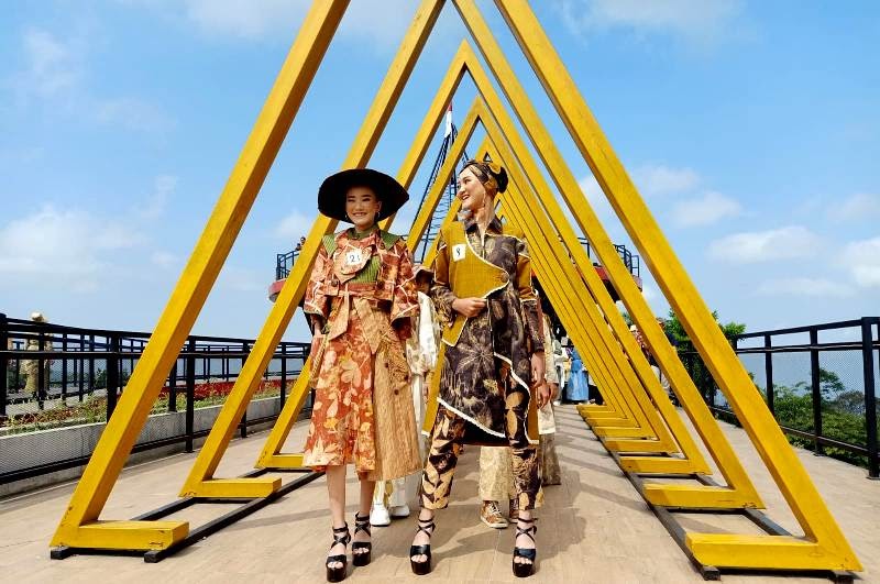 Fashion Desain Competition Ecoprint Pamerkan Ratusan Kain Ecoprint Berbagai Daerah di Ketep&nbsp;Pass