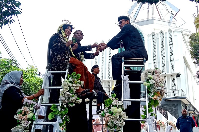 Keren.. UNIMMA Gelar Nikah Bareng Meriah, 12 Pasang Pengantin Mengikat Janji Suci di Atas&nbsp;Tangga