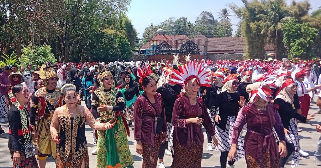 Ribuan Pedagang Candi Borobudur Mengikuti Kirab&nbsp;Budaya