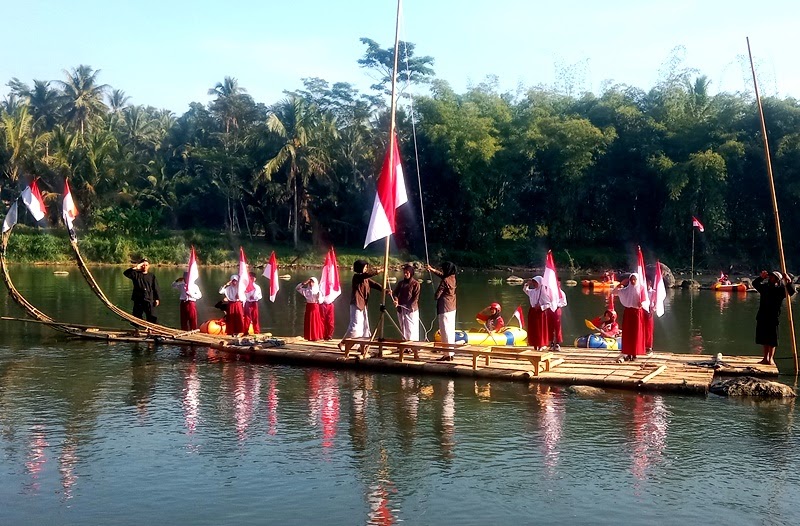 Warga Sambeng Borobudur Gelar Upacara HUT RI ke-79 di Tengah Sungai&nbsp;Progo