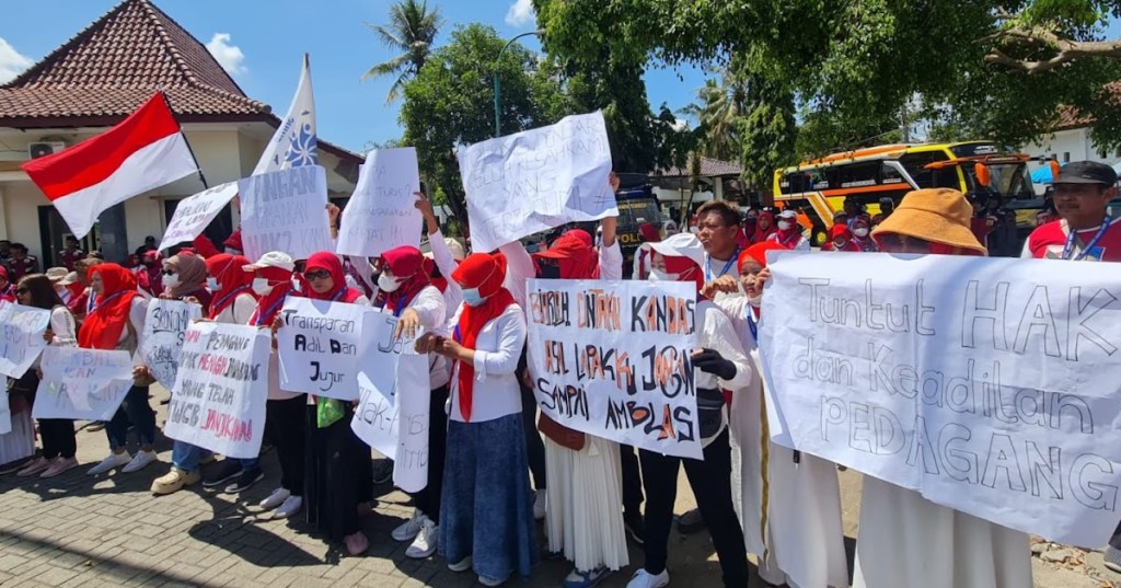Tidak Mendapat Kios di Kampung Seni, Ratusan Pedagang Candi Borobudur Gelar Aksi di&nbsp;TIC