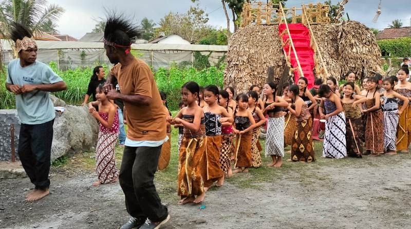 Kelompok Seniman Kamoro Papua “Srawung Budaya” Ke Dua Titik Seni Pahat di&nbsp;Magelang